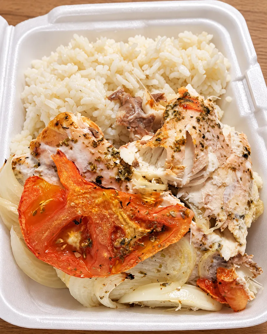 Pollo cocido con arroz, tomate y cebolla